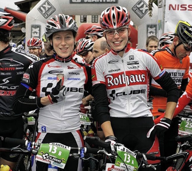 berlegen: Milena Landtwing (rechts)  ...ewannen alle sieben Trans-Alp-Etappen.  | Foto: ums