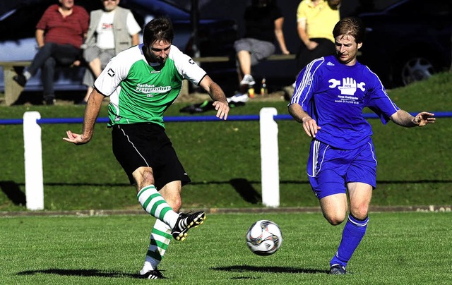 Ralf Kiefer trifft gegen den Efringen-...ler zum 3:0-Endstand fr den FC Zell.   | Foto: Meinrad Schn