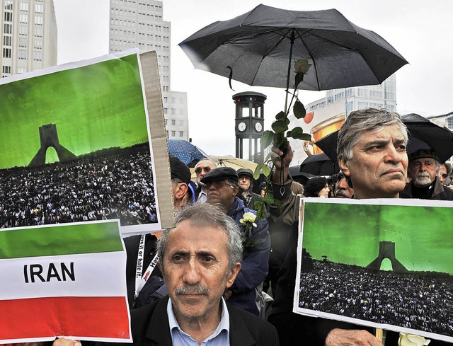&#8222;Lasst die Gefangenen frei&#8220...ne Protestkundgebung im Iran zu sehen.  | Foto: afp