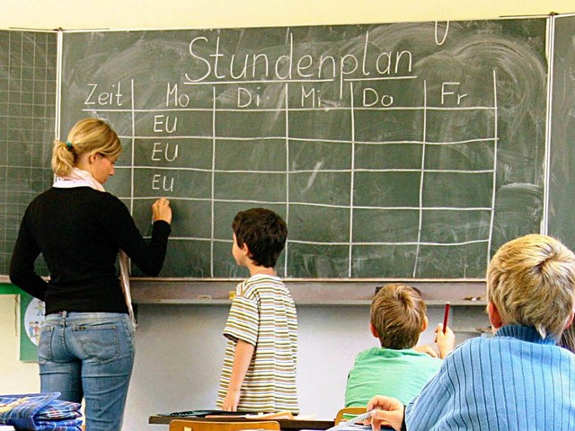 Junge Lehrerinnen und Lehrer &#8211; n... haben sie in Deutschland eine Chance.  | Foto: dpa