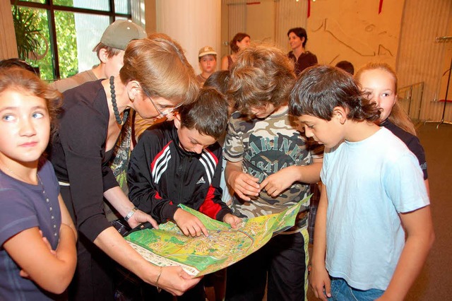 Brgemeisterin Marion Dammann und Kinder betrachten den neuen Kinderstadtplan   | Foto: Trenz