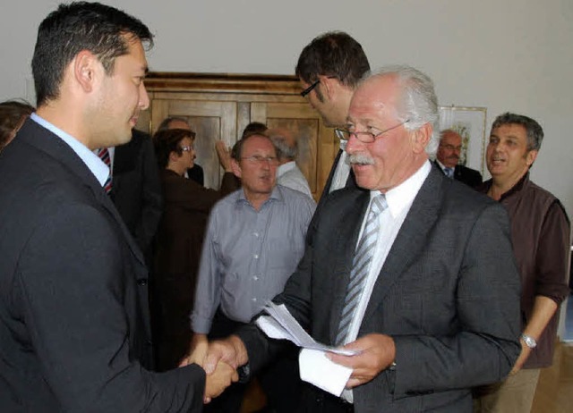 Wer verpflichtet wen? Markus Hollemann...Frey entgegen, vereidigt der ihn auch? | Foto: Frank Kiefer Wer verpflichtet wen? Markus Hollemann...Frey entgegen, vereidigt der ihn auch? | Foto: Frank Kiefer