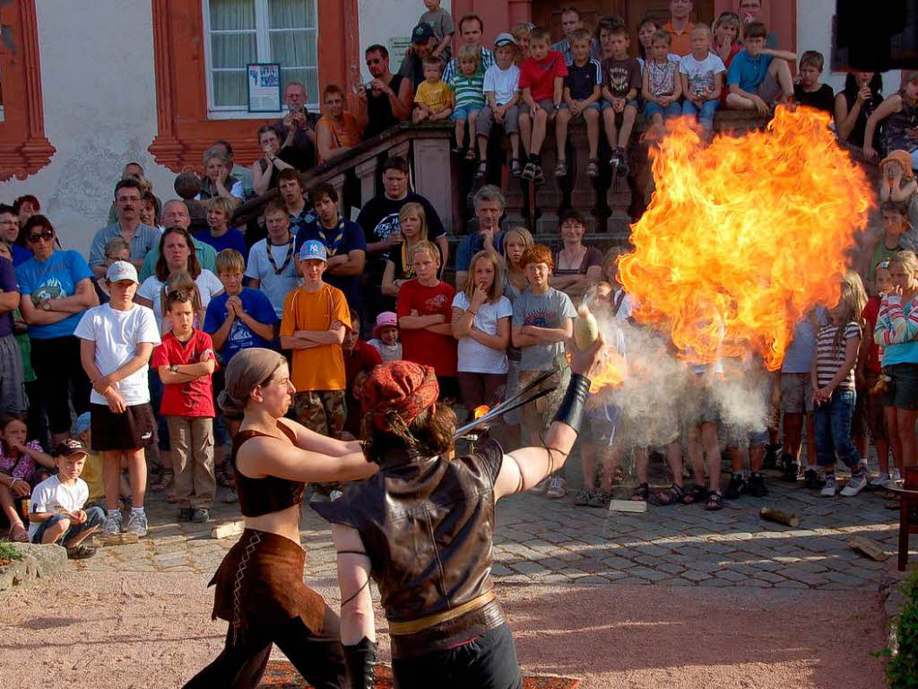 Viel Publikum verfolgte gespannt die Show der Gaukler im Schlosspark. Diese waren gefeit gegen Feuer und Glasscherben.