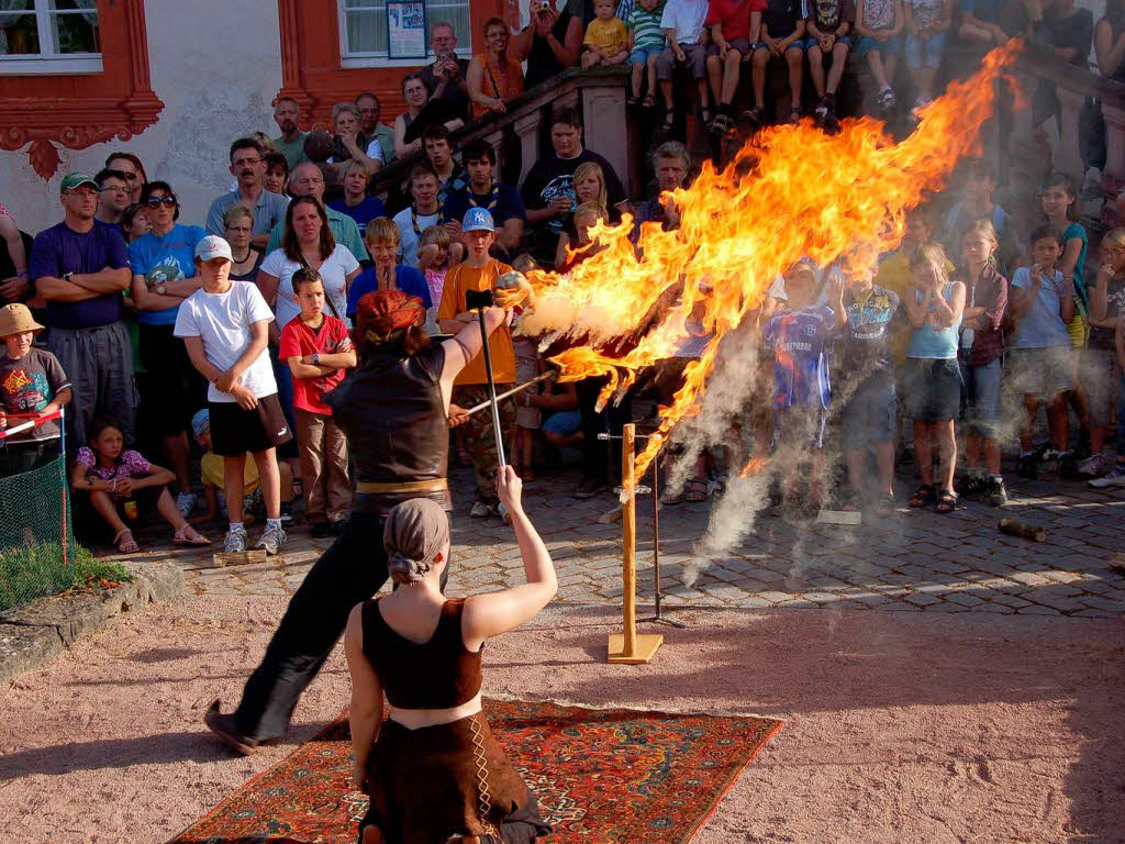 Viel Publikum verfolgte gespannt die Show der Gaukler im Schlosspark. Diese waren gefeit gegen Feuer und Glasscherben.