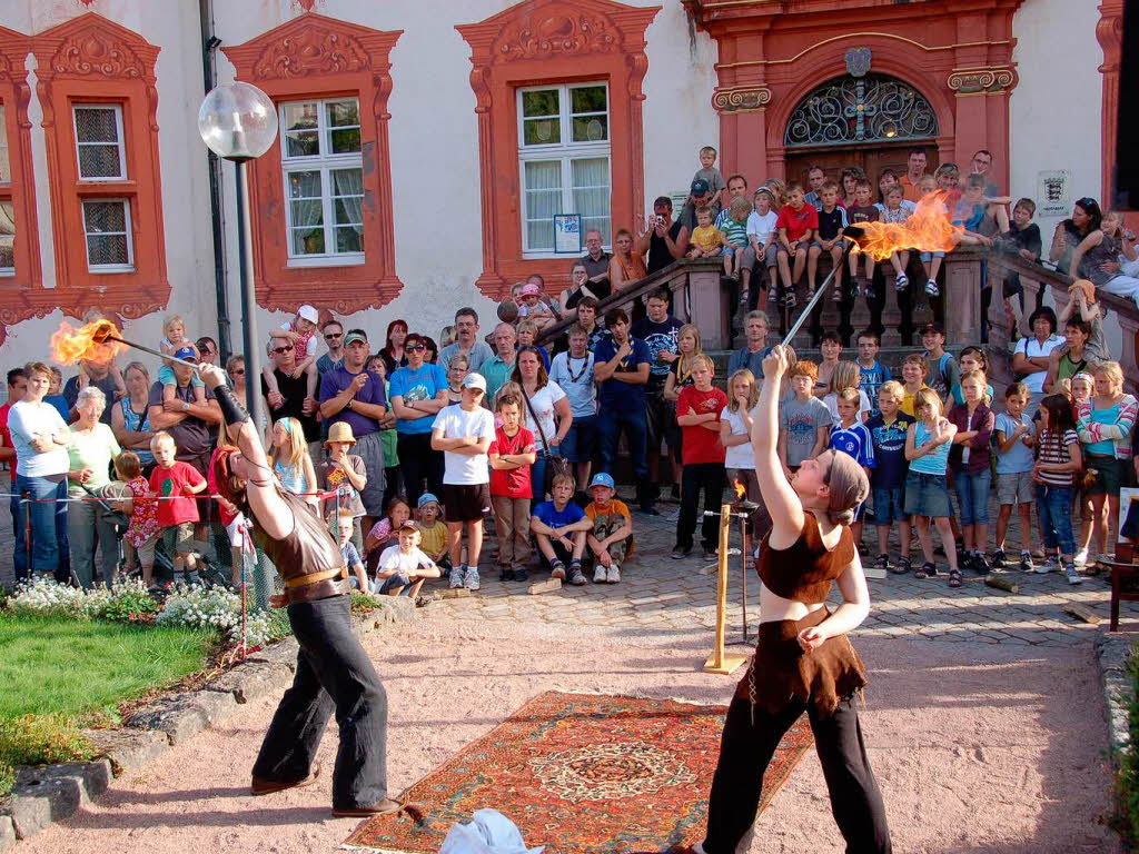 Viel Publikum verfolgte gespannt die Show der Gaukler im Schlosspark. Diese waren gefeit gegen Feuer und Glasscherben.