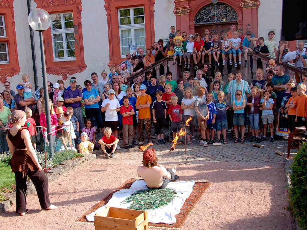 Viel Publikum verfolgte gespannt die Show der Gaukler im Schlosspark. Diese waren gefeit gegen Feuer und Glasscherben.