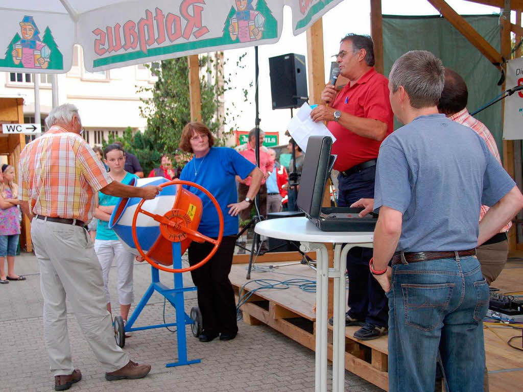 Komitee-Chef Karl-Heinz Huber gab die Gewinner der Schlossfesttombola bekannt.