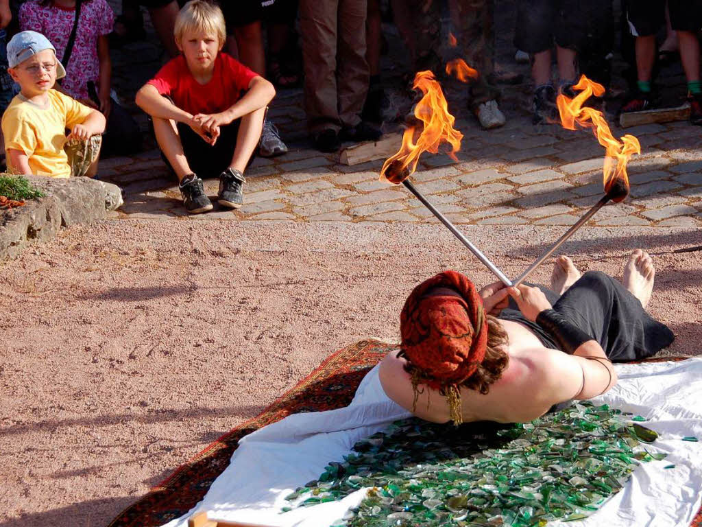 Viel Publikum verfolgte gespannt die Show der Gaukler im Schlosspark. Diese waren gefeit gegen Feuer und Glasscherben.