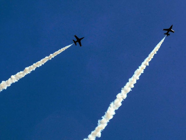 Als wren&#8217;s echte Dsenjets: Modellflugzeuge ber Himmel von Mllheim.   | Foto: Volker Mnch