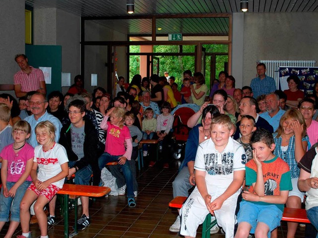 Das begeisterte Publikum geniet die Show zum Schuljahresende.  | Foto: Regina Folkerts