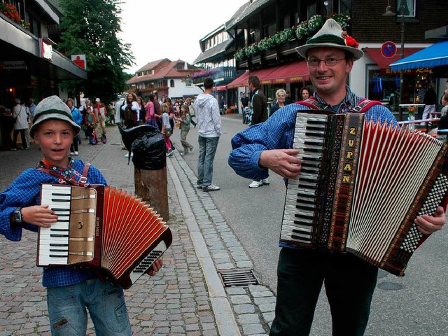 Das Vater-Sohn-Duo Tim (10) und Frank ...deons durch die Straen Hinterzartens.  | Foto: Dieter Maurer