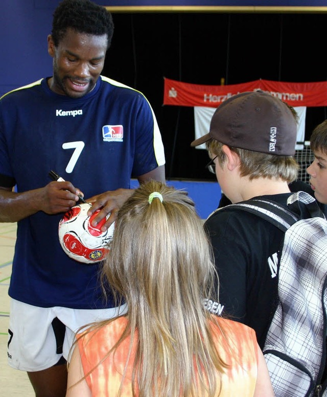 <Bildtext>Die Jugend holt sich Autogra...m Bundesliga-Handball-Idol</Bildtext>.  | Foto: Sabine Model