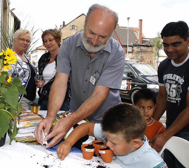 Bei  der Nachbarschaftshilfe werden Sonnenblumenkerne in Blumentpfe gepflanzt.   | Foto: Heidi Fssel