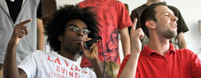 Mit  Mund und Mikrofon gab es saftige ...Raps auf dem Schulfest des Gymnasiums.  | Foto: Hagen Schnherr