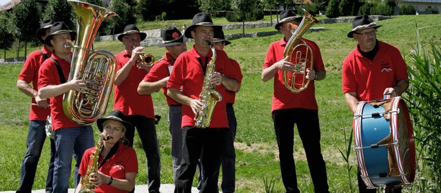 Die Musikformation &#8222;Gupfensteche...nen Stationen im Kurpark Grafenhausen.  | Foto: Chris Seifried