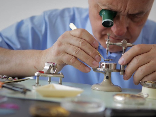 Ein Uhrmacher bei der Arbeit.  | Foto: dpa
