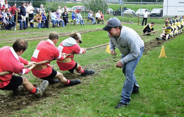 Der TZC Simonswald, angefeuert durch i...en Gastgeber SG Winden/Kollmarsreute.   | Foto: Helmut Hringer