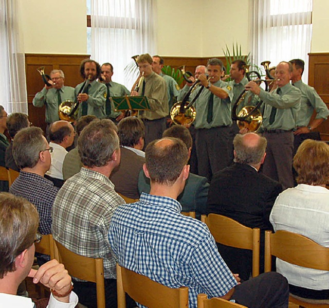 Zu Erffnung der neuen Bros des Forst...nau spielte die Jagdhornblsergruppe.   | Foto: Sylvia Timm