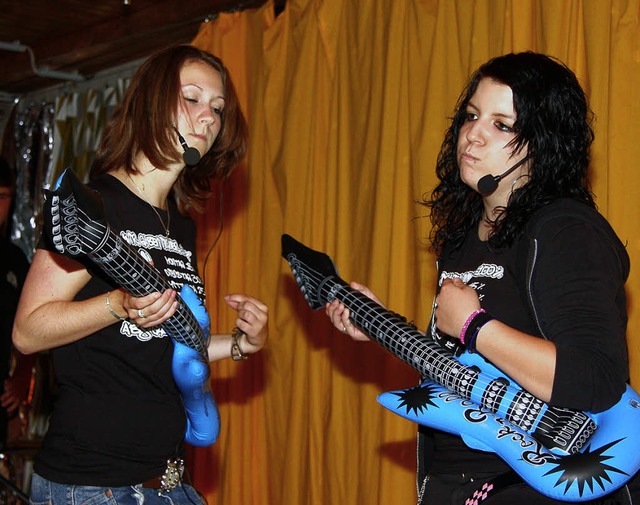Das Luftgitarren-Duett begeisterte die...Theaterstcken der vergangenen Jahre.   | Foto: Sandra Decoux-Kone