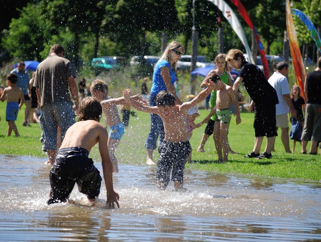 Bei dem Wetter natrlich der Hhepunkt: Spielen im Wasser   | Foto: B. Zenke