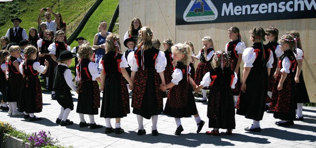 Beliebtes Fotomotiv beim Sommerfest de...dertrachtengruppe bei ihrem Auftritt.   | Foto: Lothar Kpfer