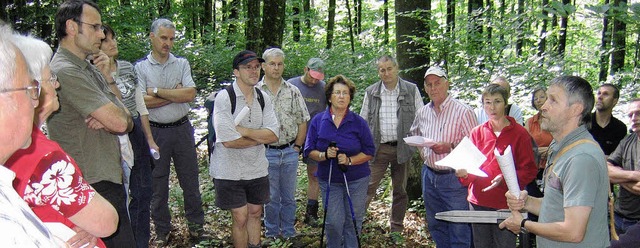 Frster Reiner Dickele (rechts) und Ko...emeindewald auf Wollbacher Gemarkung.   | Foto: Ines Bode