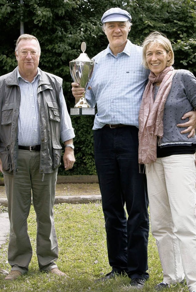 Die Gewinner Andrea und Christian Zarth  mit Prsident Gerd Arzet.   | Foto: bz