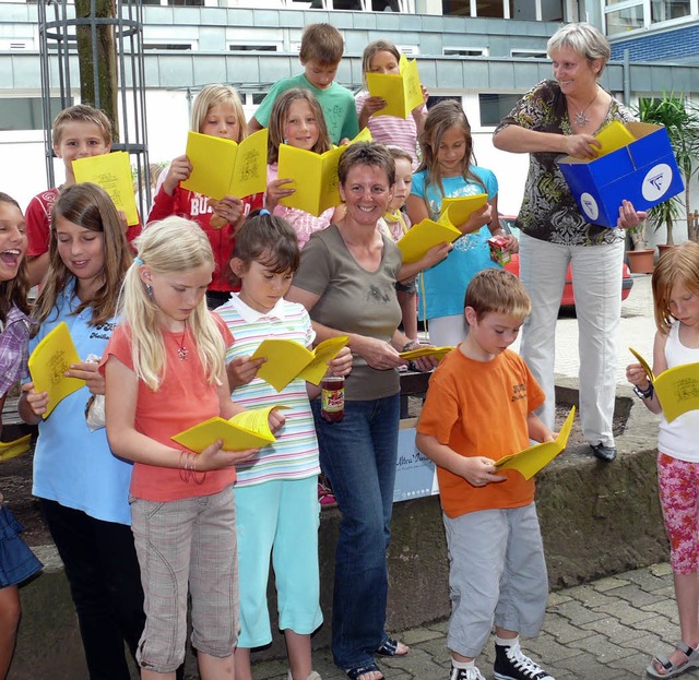 Brgermeisterin  Gerlinde Kleis (recht...Kindern sofort durchgestbert wurden.   | Foto: Frank Leonhardt