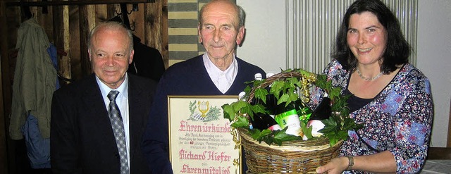 Richard Kiefer (Mitte) ist jetzt Ehren...s Eggert gratulieren ihm zum Jubilum.  | Foto: Gerhard Wiezel