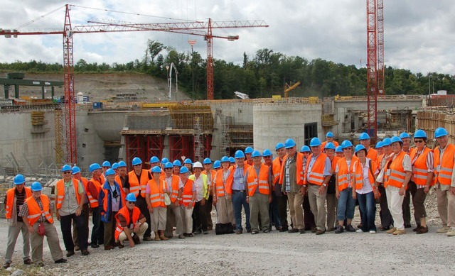 Ausgerstet mit Sicherheitshelmen und ...ks die Grobaustelle bei Rheinfelden.   | Foto: Wolfgang Beck