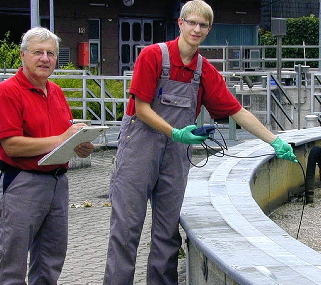 Joachim Klauser  (rechts) mit Betriebs...Sauerstoffgehaltes im Belebungsbecken.  | Foto: Privat