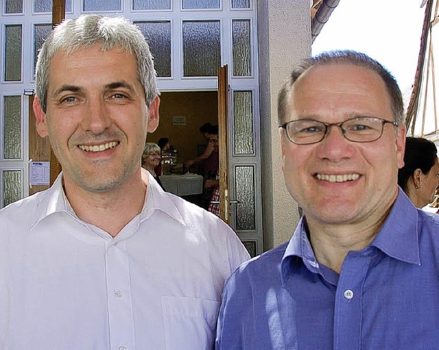 Pfarrer Manfred Weida (rechts) und sei... Gemeindefest von St. Georg Haltingen   | Foto: raps