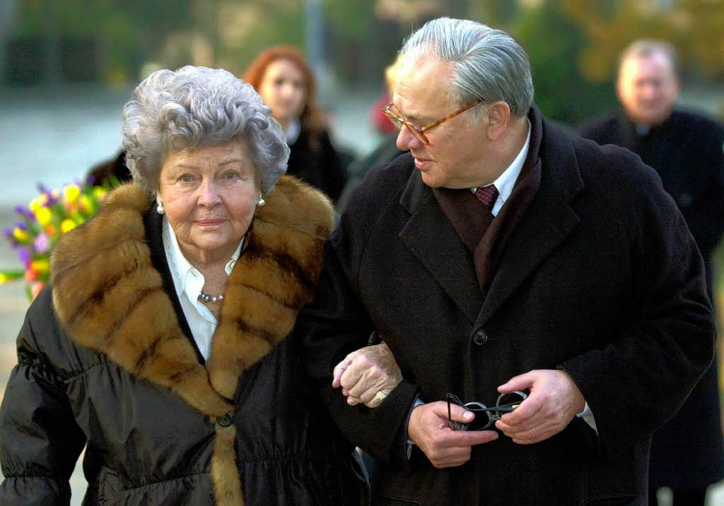 Aenne Burda und ihr Sohn Hubert 2003 bei einer Gedenkveranstaltung fr ihren Mann und Verleger Franz Burda