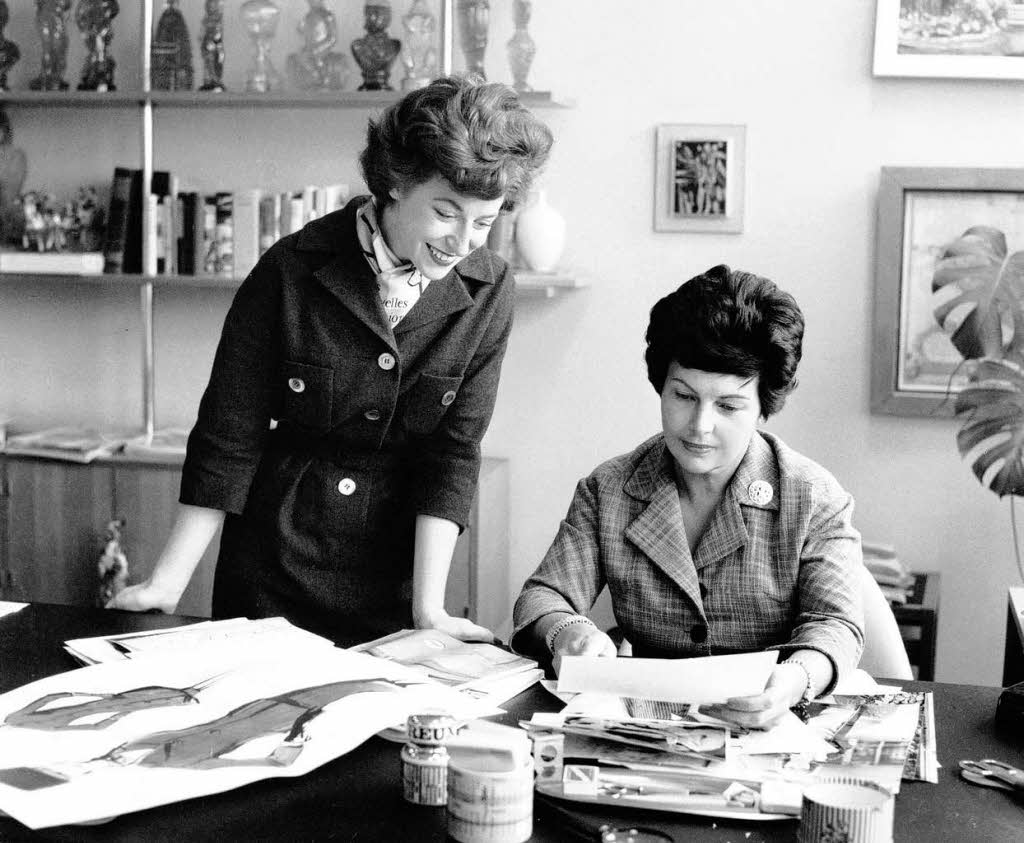 Aenne Burda (rechts) mit ihrer Mitarbeiterin Irene Baer im Jahr 1956 in Burdas Verlag "Burda Moden" in Offenburg