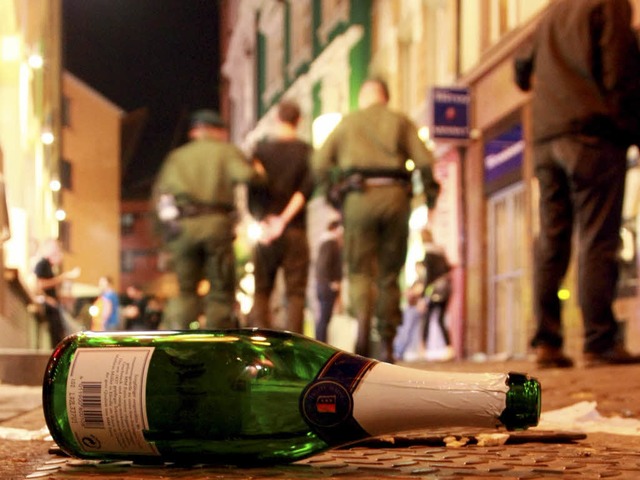 In der Freiburger Innenstadt darf auf ...reien wieder Alkohol getrunken werden.  | Foto: dpa