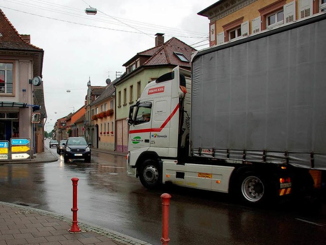 Ihringen wrde auch gerne die Lastwagen aus den Ortsdurchfahrten verbannen.  | Foto: Felix Herbstritt