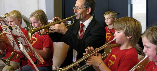 Konrektor Eugen Kiefer lie  es sich b...undschul-Blserklasse zu verstrken.    | Foto: Sabine Model