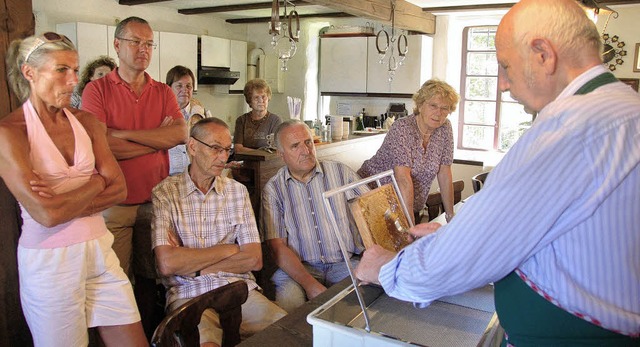 Paul Steiner (rechts)  demonstriert, wie der Honig geschleudert wird.   | Foto: Wolfgang Beck