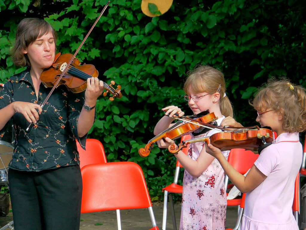 Zwei junge Violinistinnen aus der Streicherklasse