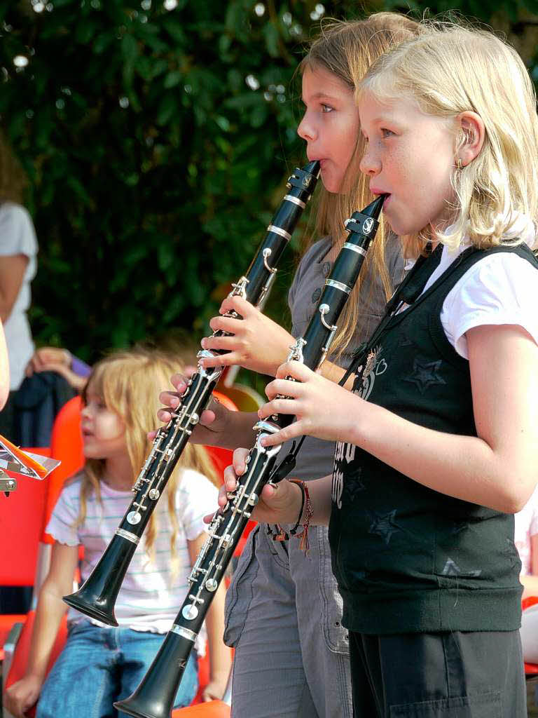 Zwei junge Klarinettistinnen aus der Blserklasse