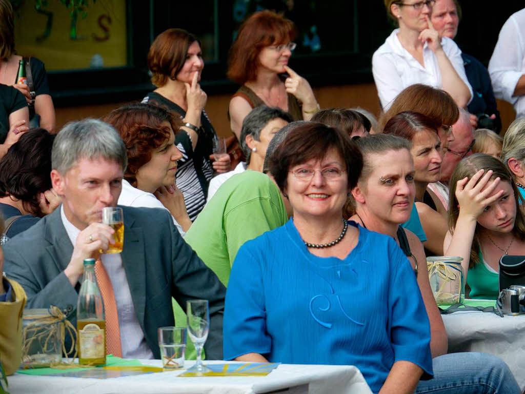 Brgermeister Benitz und die scheidende Schulleiterin Annemarie Quint erfreuen sich an den Darbietungen