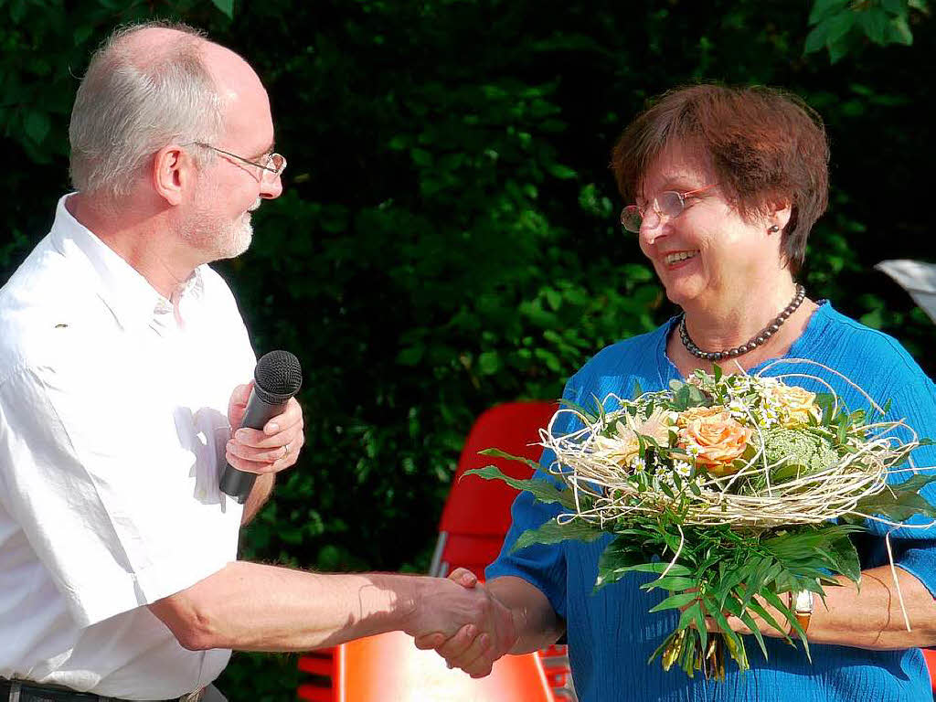 Elternbeiratsvorsitzender Roger Hartwig bedankte sich bei der scheidenden Schulleiterin Annemarie Quint fr ihren Einsatz