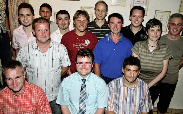 Der neue Vorstand der Sportfreunde Obe...swald mit den scheidenden Mitgliedern.  | Foto: Karin Hei