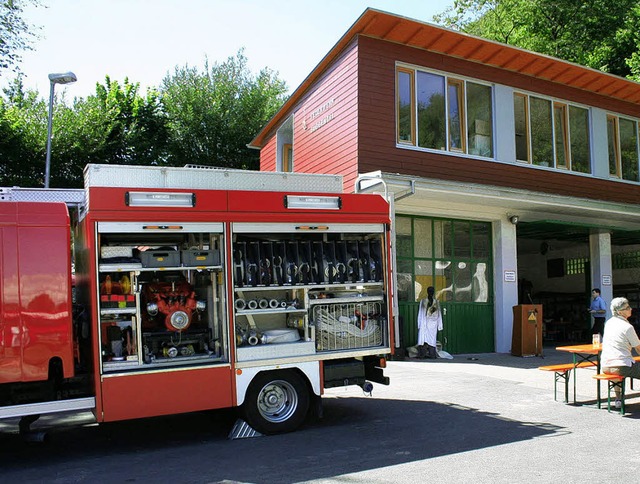 Um ein ganzes Stockwerk erweitert wurde das Feuerwehrgertehaus in Suggental.   | Foto: Karin Heiss