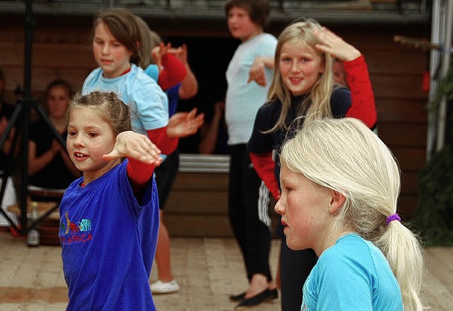 <Bildtext>Junge Turnerinnen des FC Dac...st mit einem flotten Tanz.</Bildtext>   | Foto: Christel Schuster-Stich