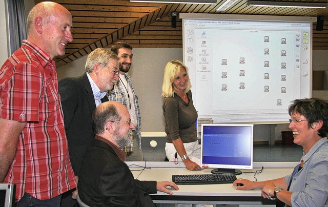 Der  neue PC-Raum der Realschule Titis...ch und Konrektorin Christina  Bronner   | Foto: eva korinth