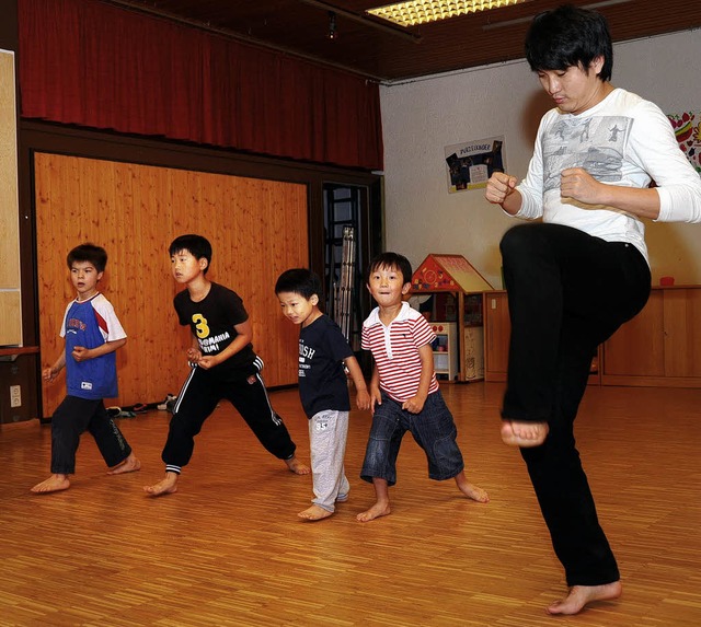 Gyn-Min Shim bt mit Kindern  aus der ...nischen Eltern-Kind-Gruppe Taekwando.   | Foto: rita Eggstein