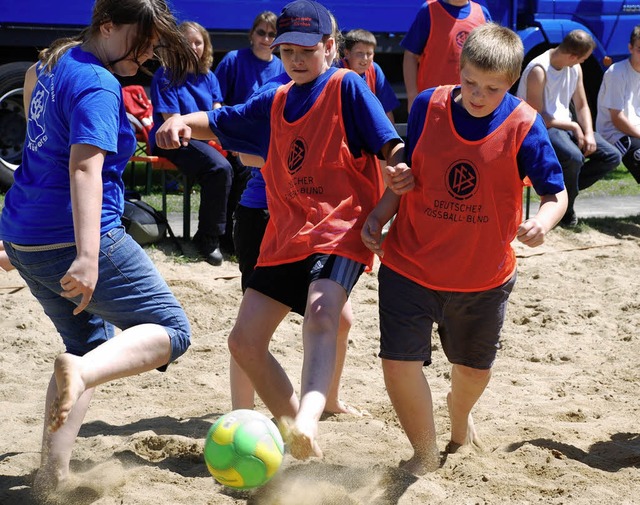 Hinterlieen ihre Spuren im Sand: Die ...es Beach-Soccer-Turniers in Hllstein.  | Foto: Maja Tolsdorf