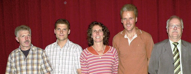 Ortsvorsteher Rolf Vollmer (rechts) ve...Patrizia Fromm und Hans-Peter Beha ab   | Foto: Georg Diehl