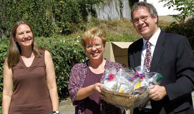 Mit einem Geschenkkorb verabschiedete ...t Familie aus dem Kleinen Wiesental.    | Foto: PAUL BERGER